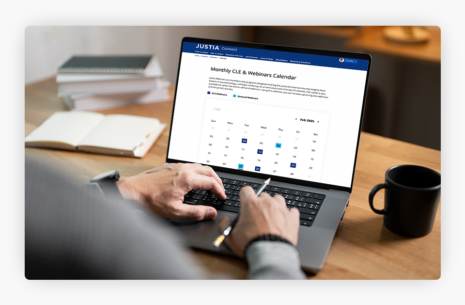 comutadora portátil con la página calendario mensual de CLE y seminarios web en la pantalla.