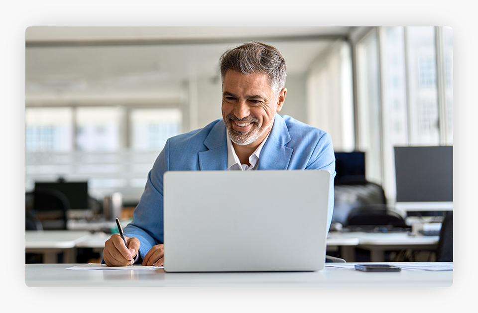 Una persona sonriendo en una computadora