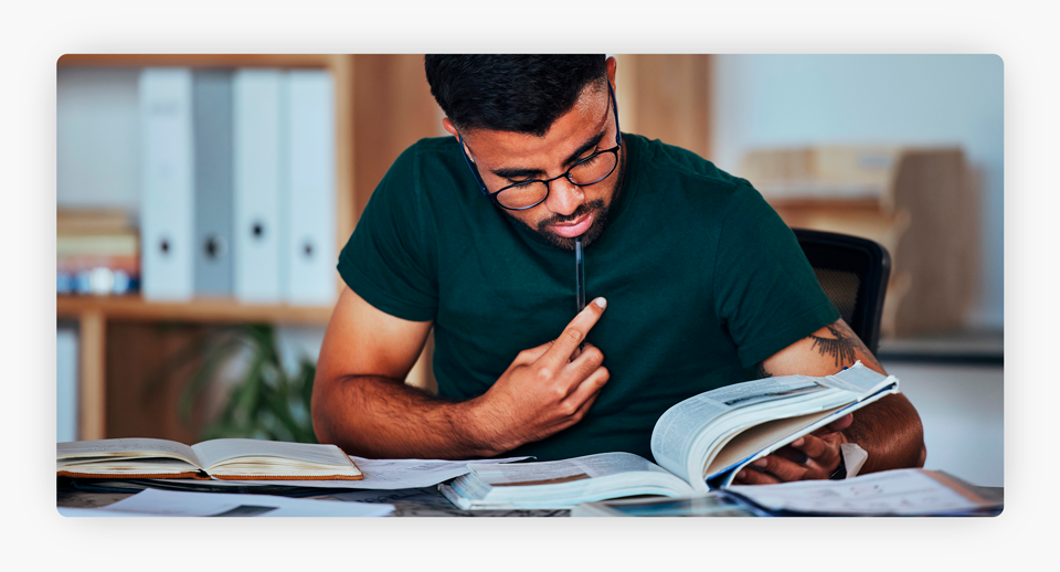 Persona leyendo y concentrada en un libro.
