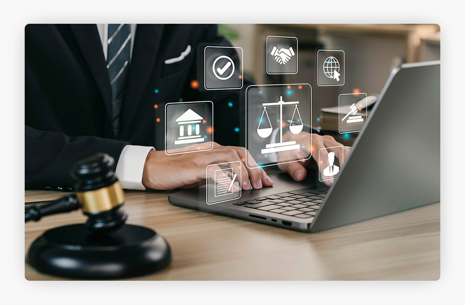 Abogado navegando en una laptop en busca de distintos recursos.