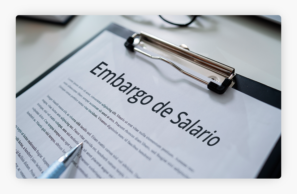 Una foto de un documento de embargo de salario.