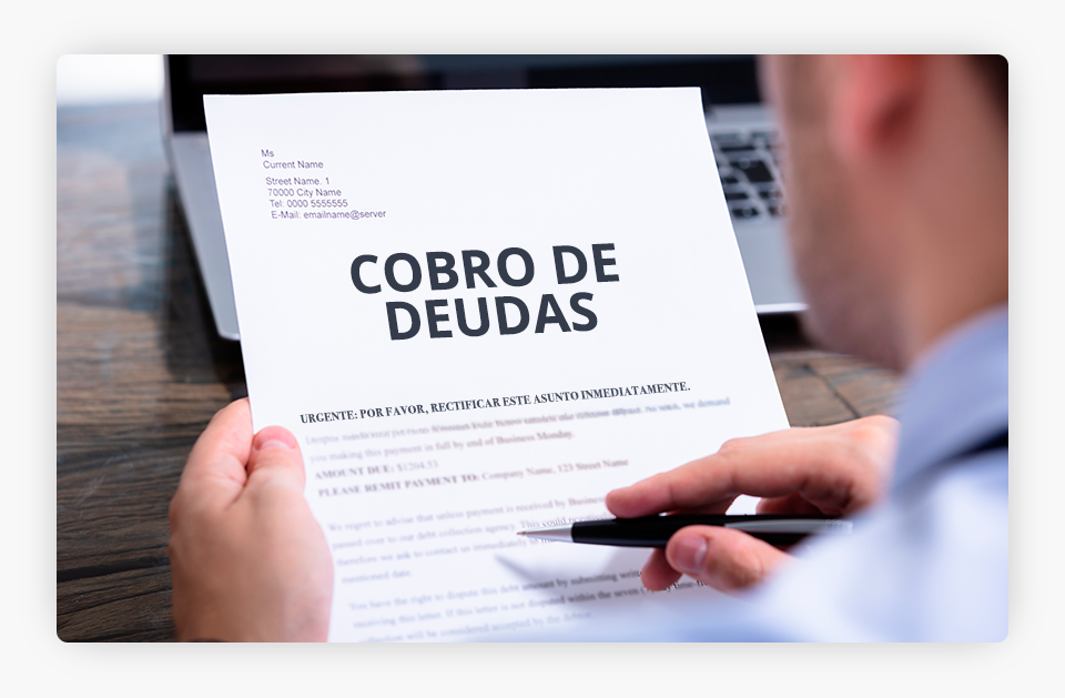 Persona en posesión de un documento de cobro de deudas.
