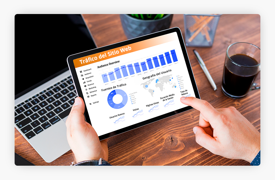 Pantalla de tableta digital con datos y gráficos del tráfico del sitio web.