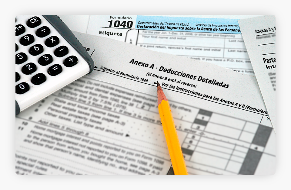 IRS formularios de impuestos personales con lápiz y calculadora.