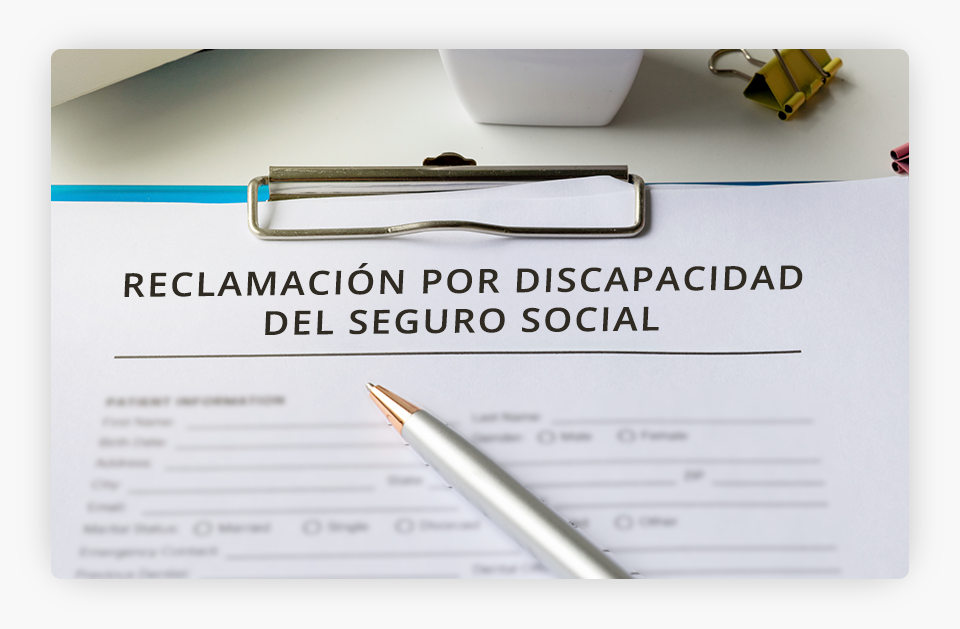 Un papel de solicitud de incapacidad de la Seguridad Social con un bolígrafo encima.