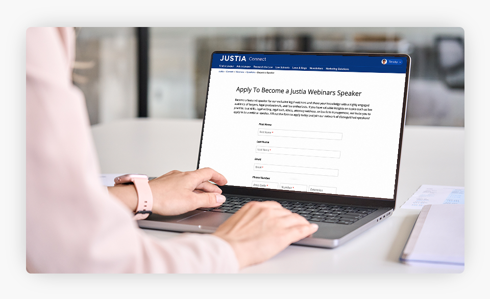 Una mujer presenta una solicitud para convertirse en ponente de seminarios web para Justia.