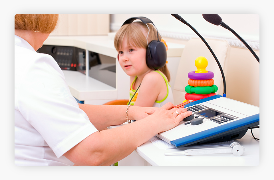 Una niña con auriculares durante una clase.